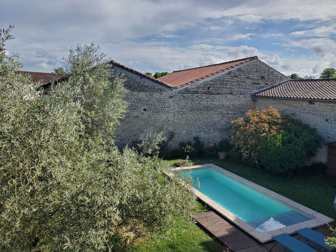 Maison en pierre rénovée avec piscine et dépendances - Photo 7