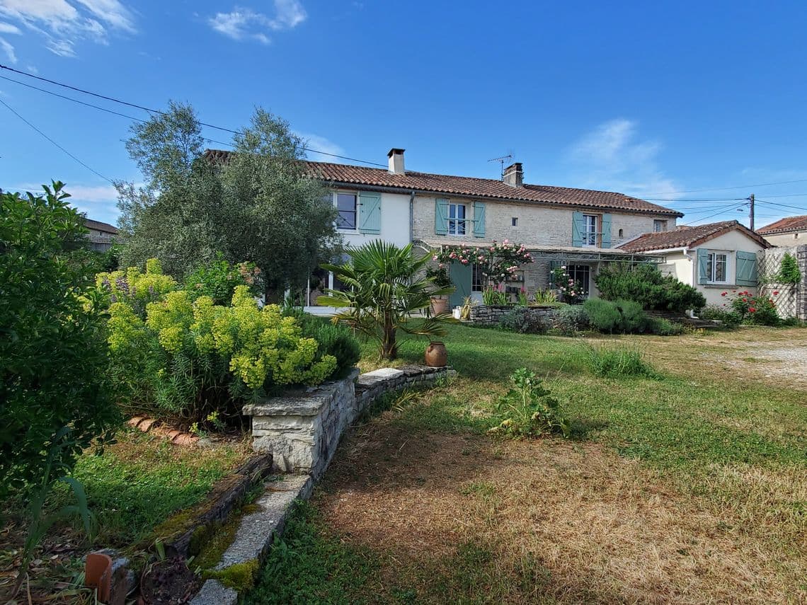 Maison en pierre rénovée avec piscine et dépendances - Photo 9
