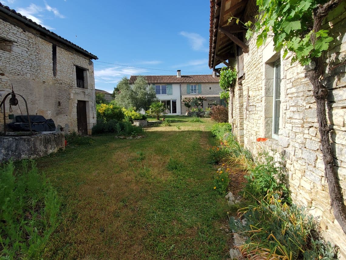 Maison en pierre rénovée avec piscine et dépendances - Photo 10