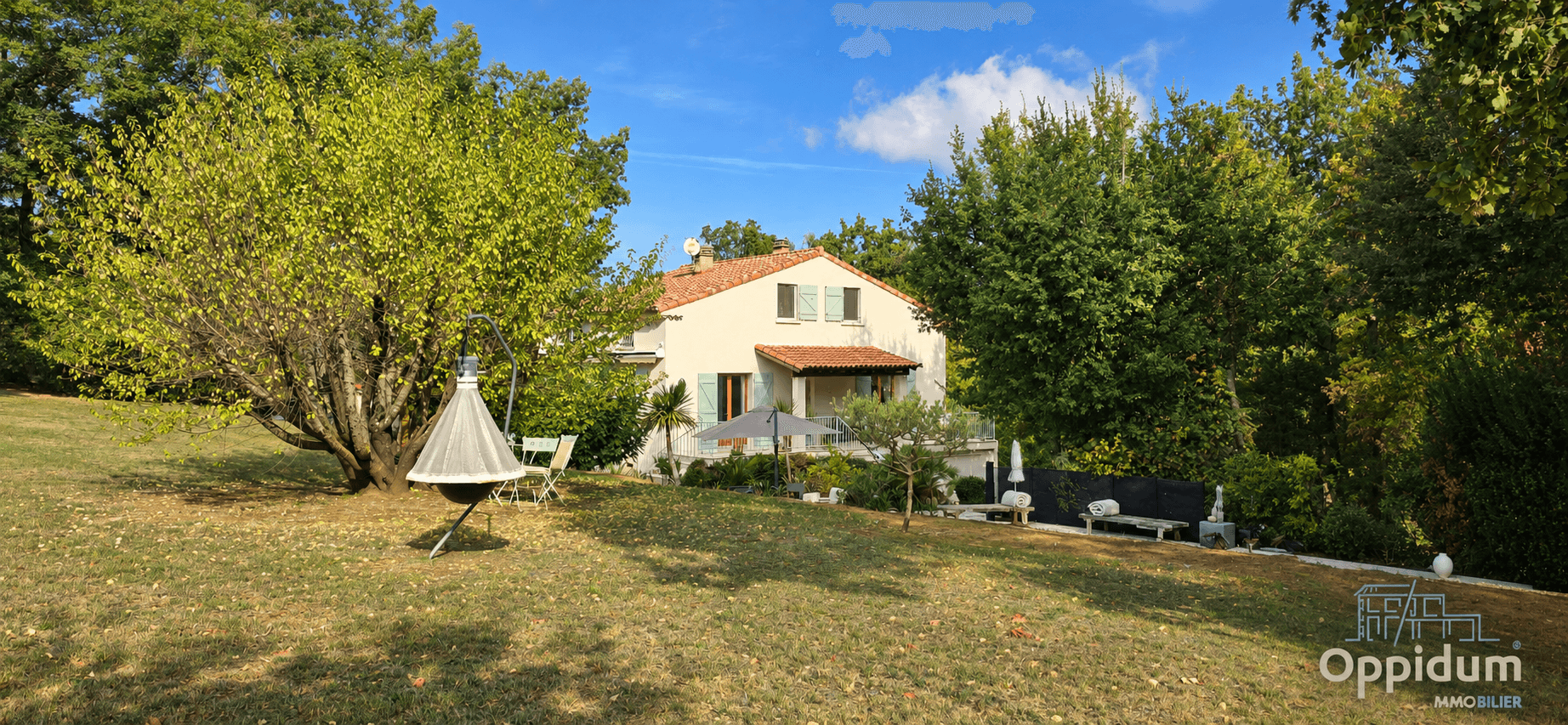 Le charme provençal, une piscine et un écrin de verdure