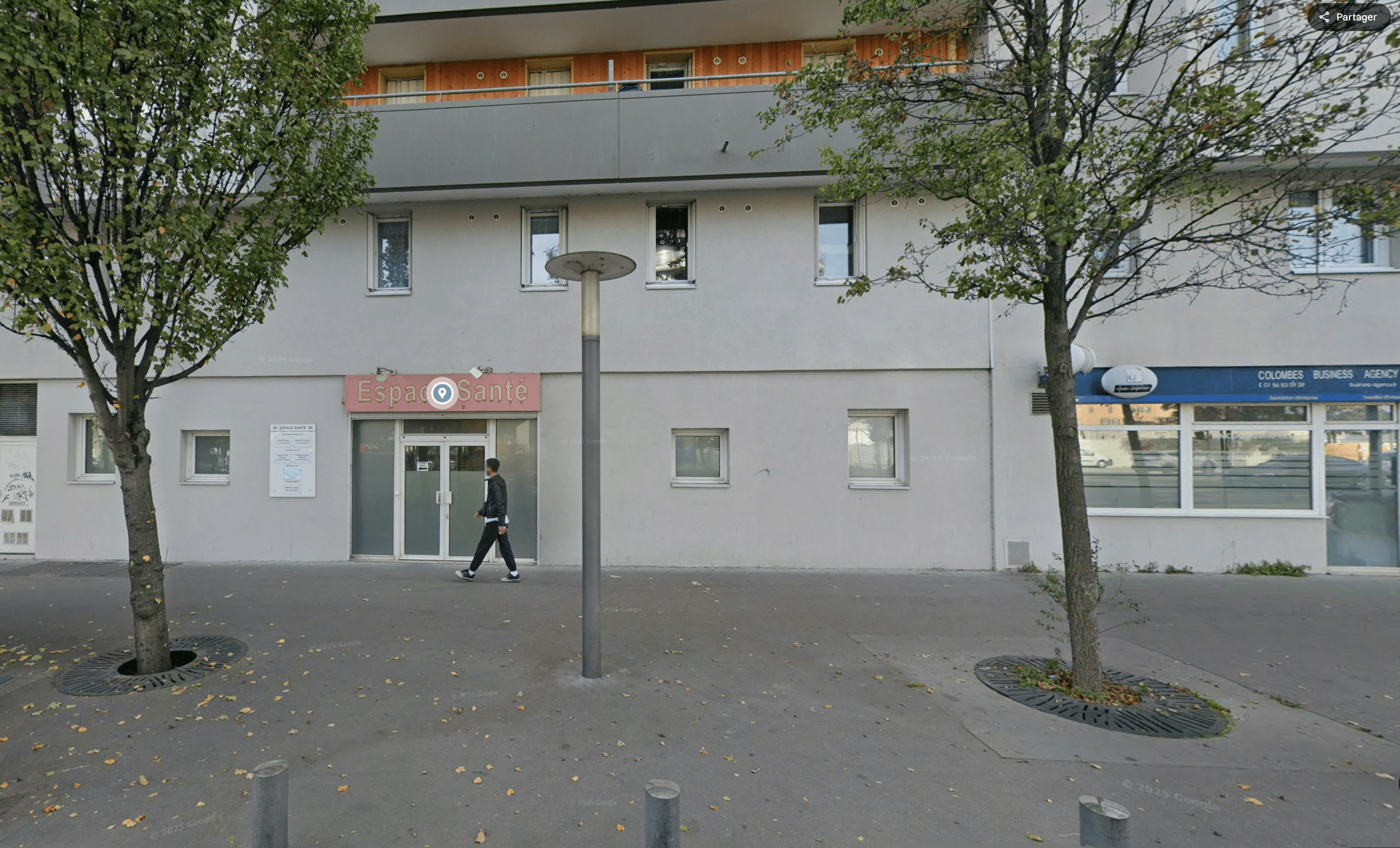 Local tous commerces dont restaur. 136 m2, linéaire façade 17m. - Photo 3