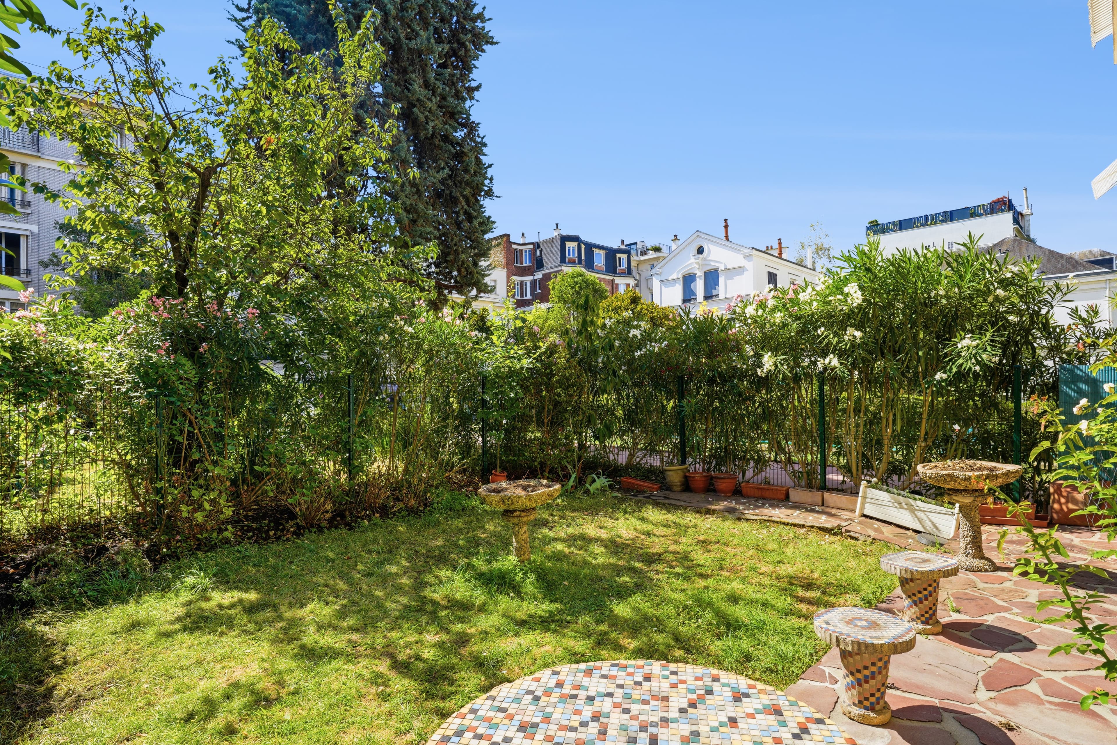 Neuilly Saint James Rez de Jardin 5 pièces