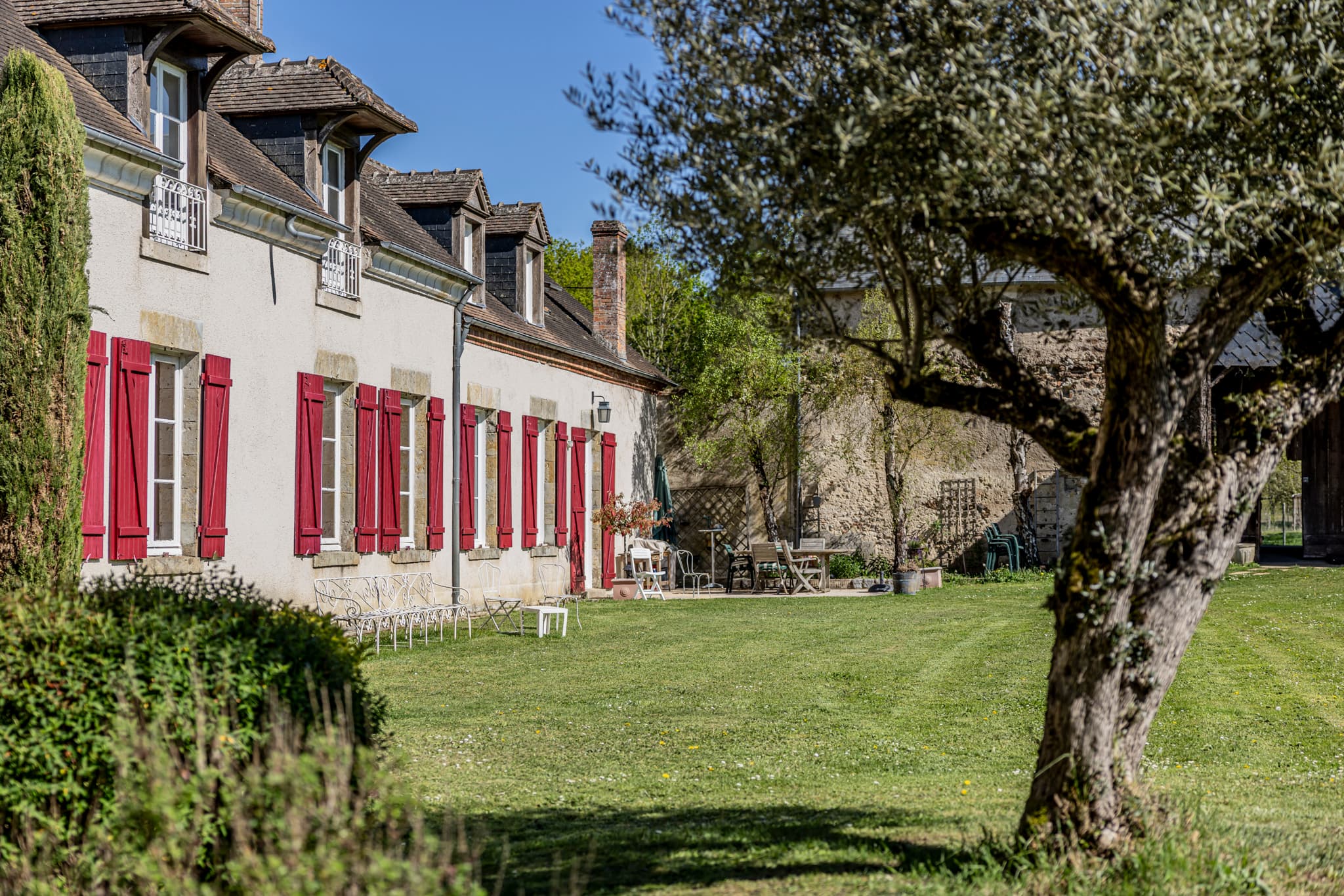 Propriété 24 hectares, étang, bâtiment 1000m2 dont 490m2 hab - Photo 2