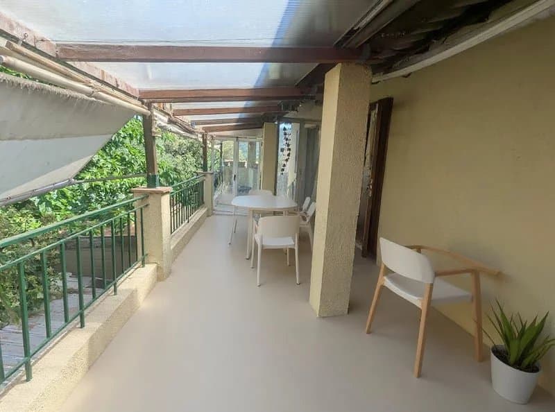LE MUY - Villa jumelée sur un côté à rénover - vue imprenable