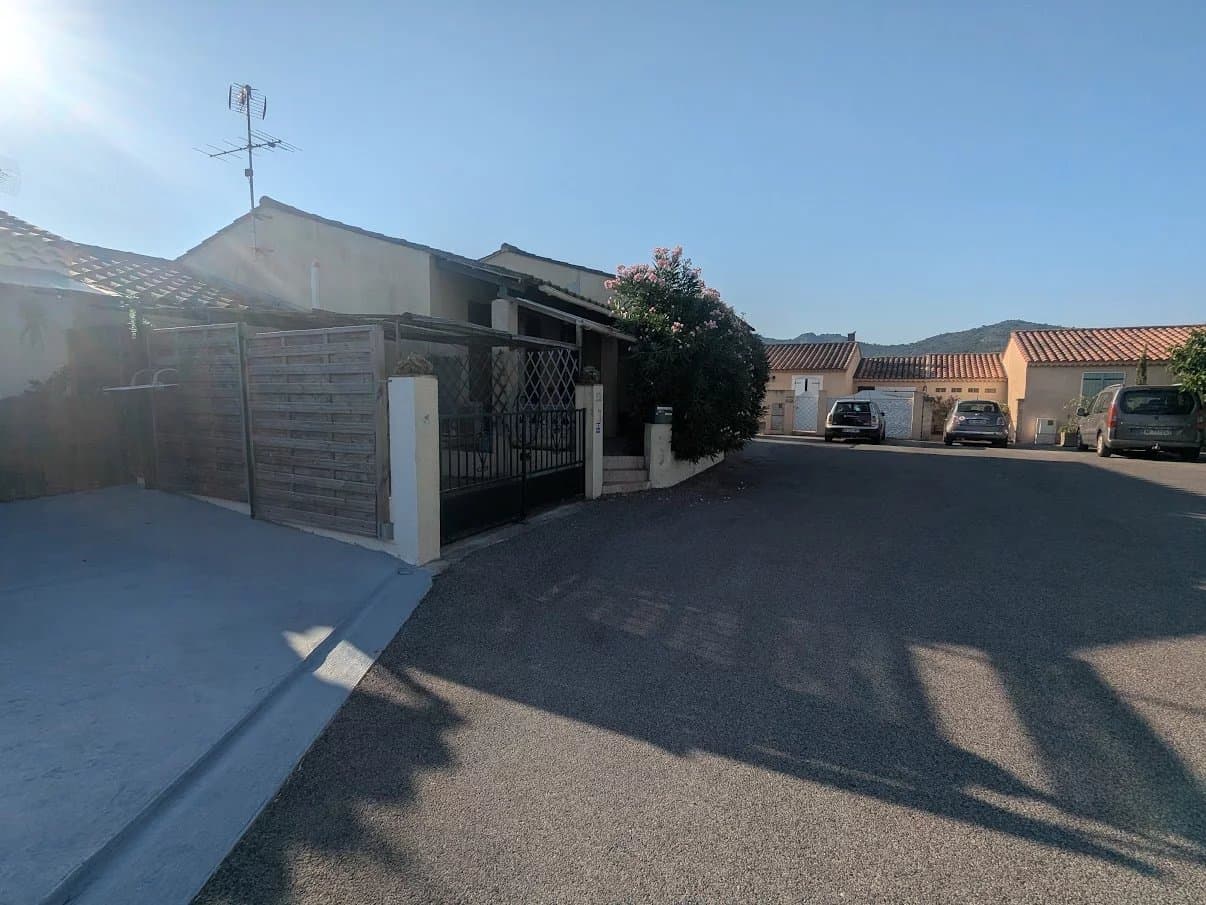 LE MUY - Villa jumelée sur un côté à rénover - vue imprenable - Photo 7