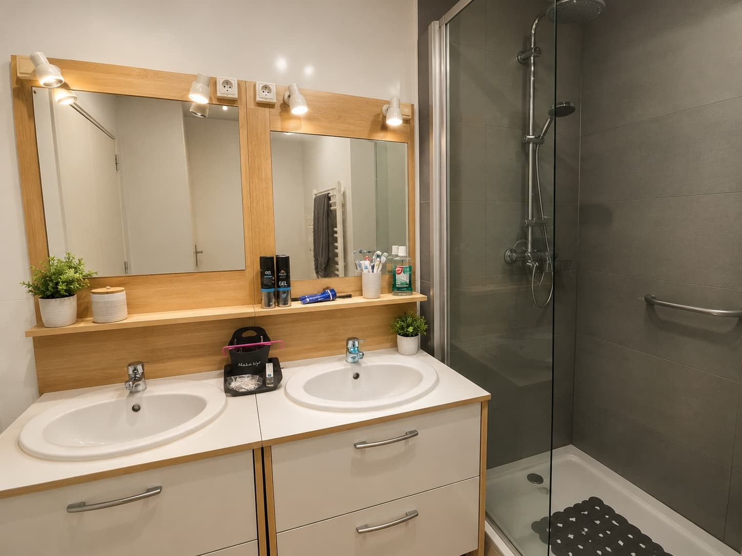 EXCLUSIVITÉ - MAISON FAMILIALE AVEC JARDIN CENTRE VILLE - Photo 3