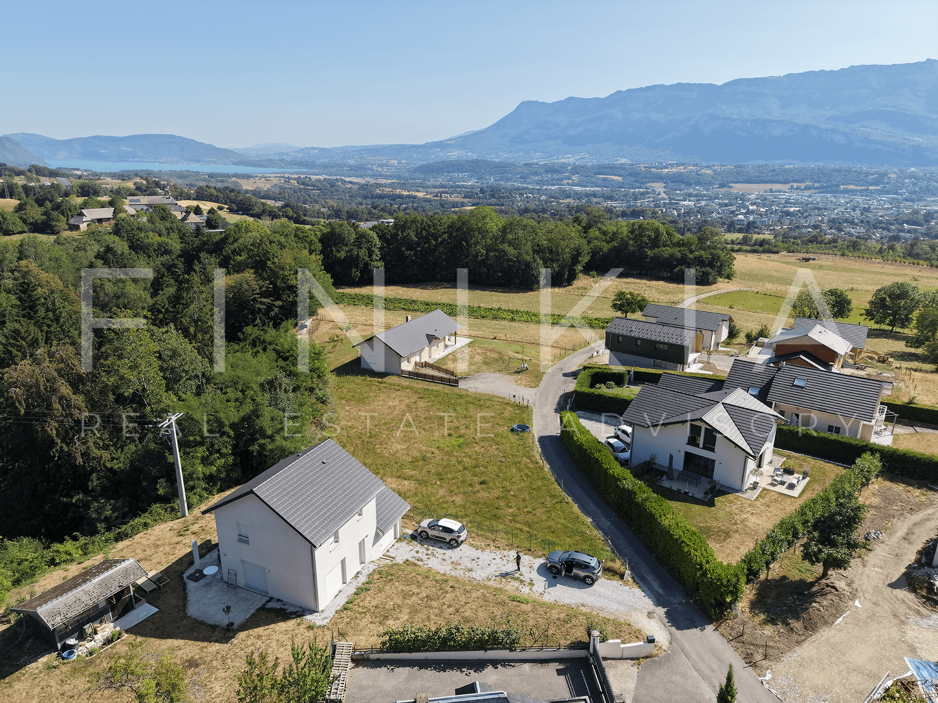 Terrain 3 063 m², 1 525 m² constructibles, proche Chambéry