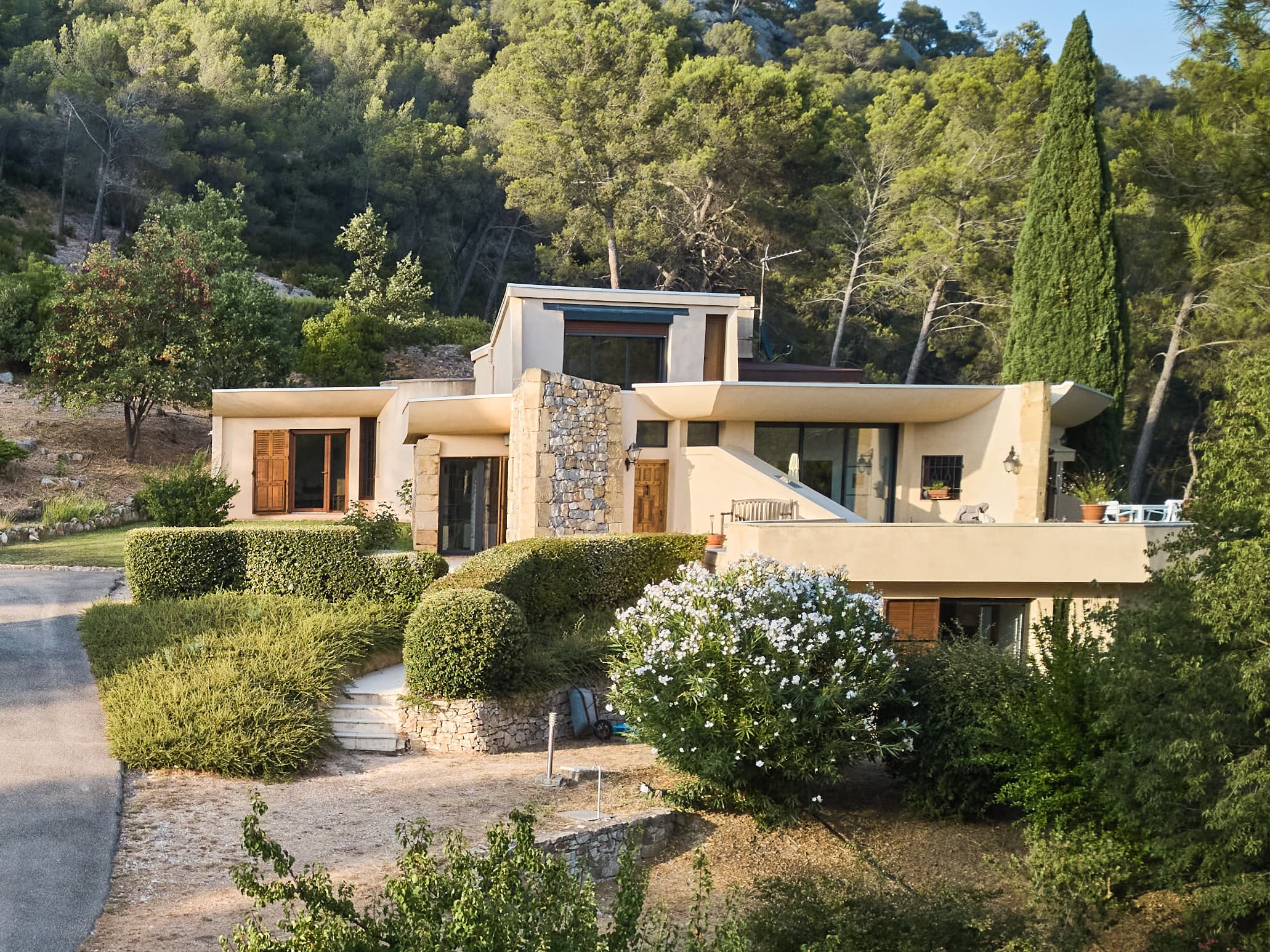 LE THOLONET PROCHE AIX - VILLA d'ARCHITECTE - PISCINE - VUE