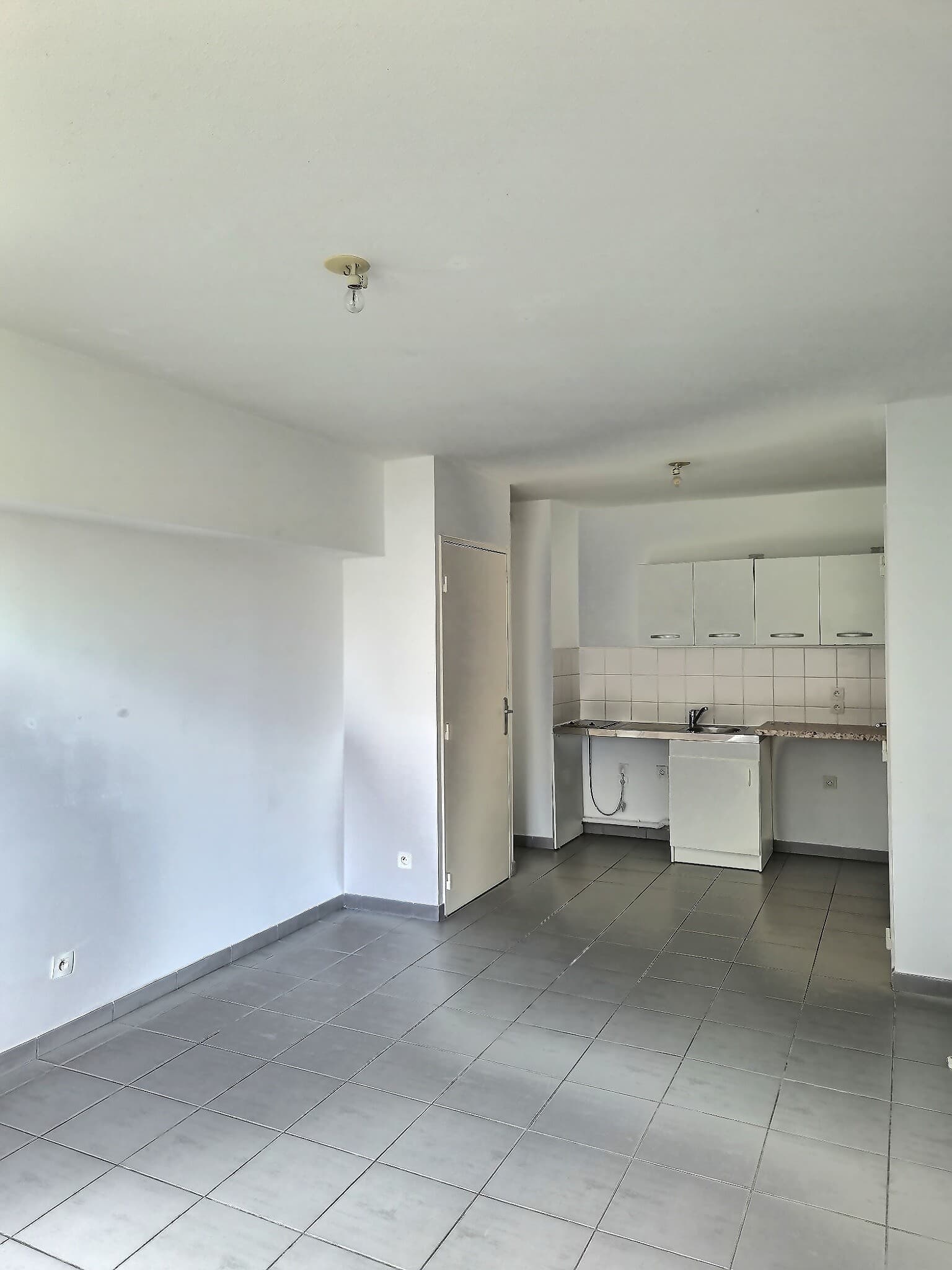 T2 avec balcon et parking en sous sol - Résidence récente - Photo 3