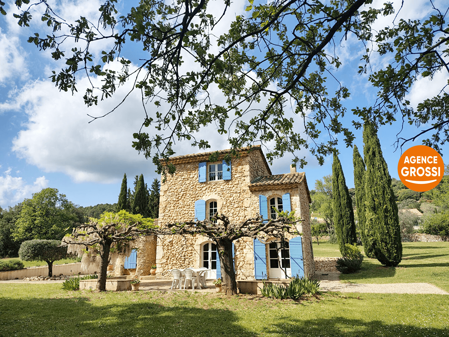 Haut-Var Verdon superbe mas rénové sur 9530 m2 de terrain.