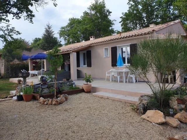 REGUSSE (VAR) - Maison de plain-pied sur 1800 m² de terrain