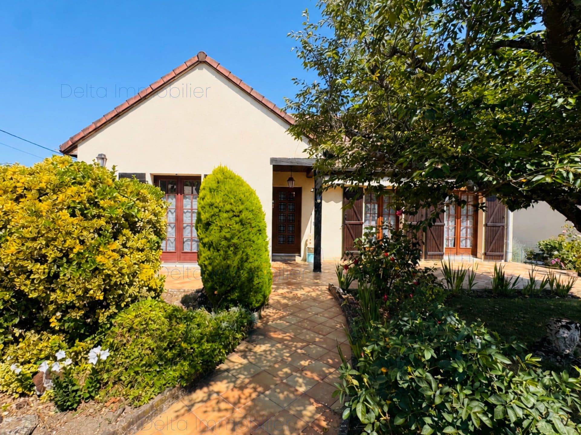 Maison de plain pied T4 avec garage et jardin clos de 707m²